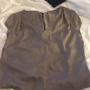 jätte fin blus  - en as snygg blus i satin material!! Kan inte direkt se vilken färg men beige brun typ.