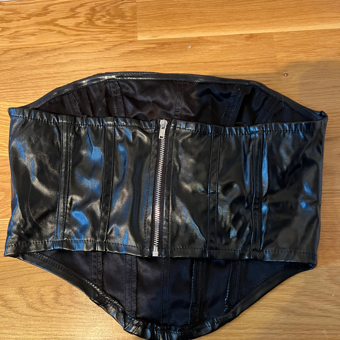 Svart skinnkorsett - 90