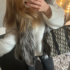 Pälsväst - Otroligt snygg Pälsväst i väldigt bra skick! Västen är i strl 40 (för referens har jag S ellee M)🙌🏽