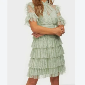 By malina klänning  - By Malina klänning i modell Liona, slutsåld och finns inte kvar🫶🏼 den är i super bra skick endast använd en gång💕💕