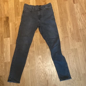 Byxor - Svarta byxor från H&M. Slim fit & denin. 