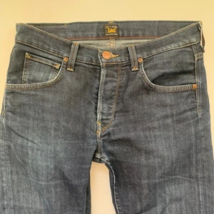 Raka low waist Lee jeans - Raka low waist åtsittande jeans från Lee, Helt nya och oanvända  Passar bra i längden och passformen på mig som är 170cm och brukar börs stel 38-M i jeans  Storlek W30 L32 Midjemått: 38 tvärs över  Gylf till skrev: 23cm Innerben : 77cm  Yttre ben: 10