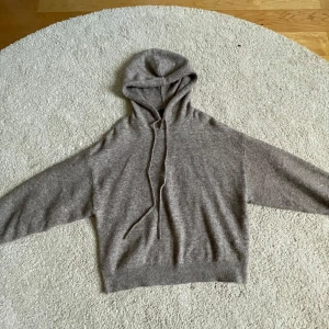 Stickad huvtröja/hoodie - Använd ungefär 2 gånger och är i nyskick!!🥰🥰