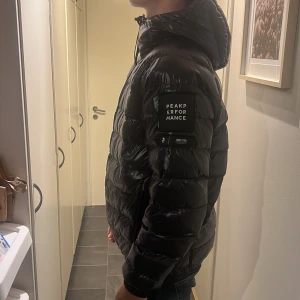 Peak performance jacka  - Säljer väldigt billigt pga slitningen på luvan