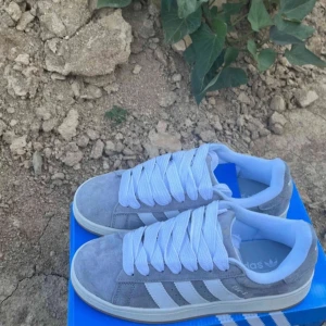 Adidas Campus - Säljer dom här Adidas Campus Gråa Pris: 825 Dom är helt oanvända Storlek: 38-39