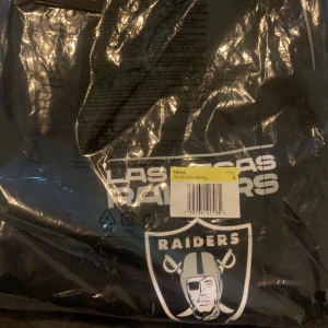 Oakland Raiders fleece byxor oanvända! - Helt nya fleecebyxor från Nike Oakland raiders. Äkta och oanvända. Strokek S, dock stora i storleken (amerikanska). Så snarare en svensk M-L. Har flera likadana i andra lag och dom är riktigt varma på vintern.  Som sagt helt nya, nypris 1200kr.