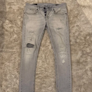 Dondup jeans - Gråa Dondup George i storlek 31 passar också dig som har 30. Bra skick sparsamt använt. Kontakta gärna om du har några frågor eller funderingar gällande pris o plagg