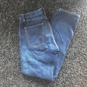 Nudie jeans - Nudie jeans i mycket bra skick. Passformen är straight fit och storlek 31x30 men passar bäst för dig som brukar ha 32x32. Tveka inte att höra av dig vid minsta fundering‼️💯