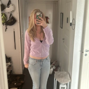 Lilla velor kofta - Lilla velor kofta från Cubus, liknade juicy coture, köpte föra året, andvänd 3 gånger,tvättas innan säljning som allt annat