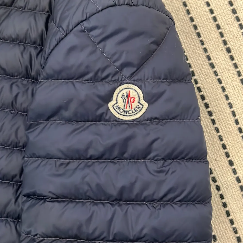 Riktigt schysst moncler jacka perfekt till hösten. Vid minsta fundering hör av er, pris är diskuterbart . Jackor.