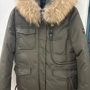 Jacka  - En hollis jacka som har kommit till användning ett par gånger under en vinter.Jackan kommer i ett bra skick och har inga skador eller fel.