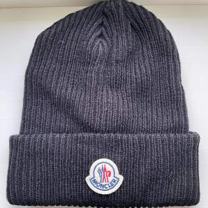 Varm och god moncler beanie perfekt nu för vintern! Köpt för några dagar sedan och jag säljer den för att jag inte gillade hur den passade mig. Kom bara med bud, pris kan diskuteras!! Skicka ett meddelande till mig om du har några frågor😁