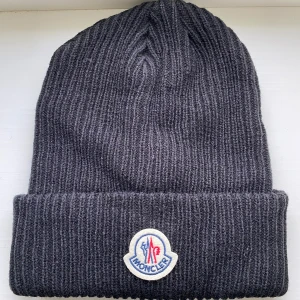 Moncler beanie - Varm och god moncler beanie perfekt nu för vintern! Köpt för några dagar sedan och jag säljer den för att jag inte gillade hur den passade mig. Kom bara med bud, pris kan diskuteras!! Skicka ett meddelande till mig om du har några frågor😁