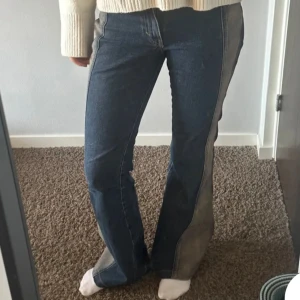 Lågmidjade bootcut weekday jeans - Slutsålda! Modellen heter utopia. De har en jätte liten fläck nere på ena jbenet men det syns knappt. Bra skick! Storlek w29.