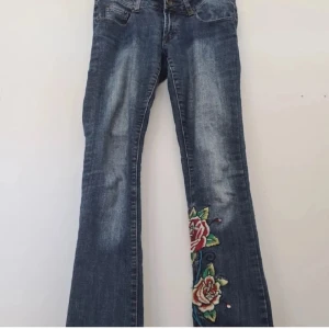 Ed Hardy lågmidjade jeans - Assnygga lågmidjade jeans från ed Hardy, skriv om ni har frågor och pris är diskuterbart vid snabb affär 💗