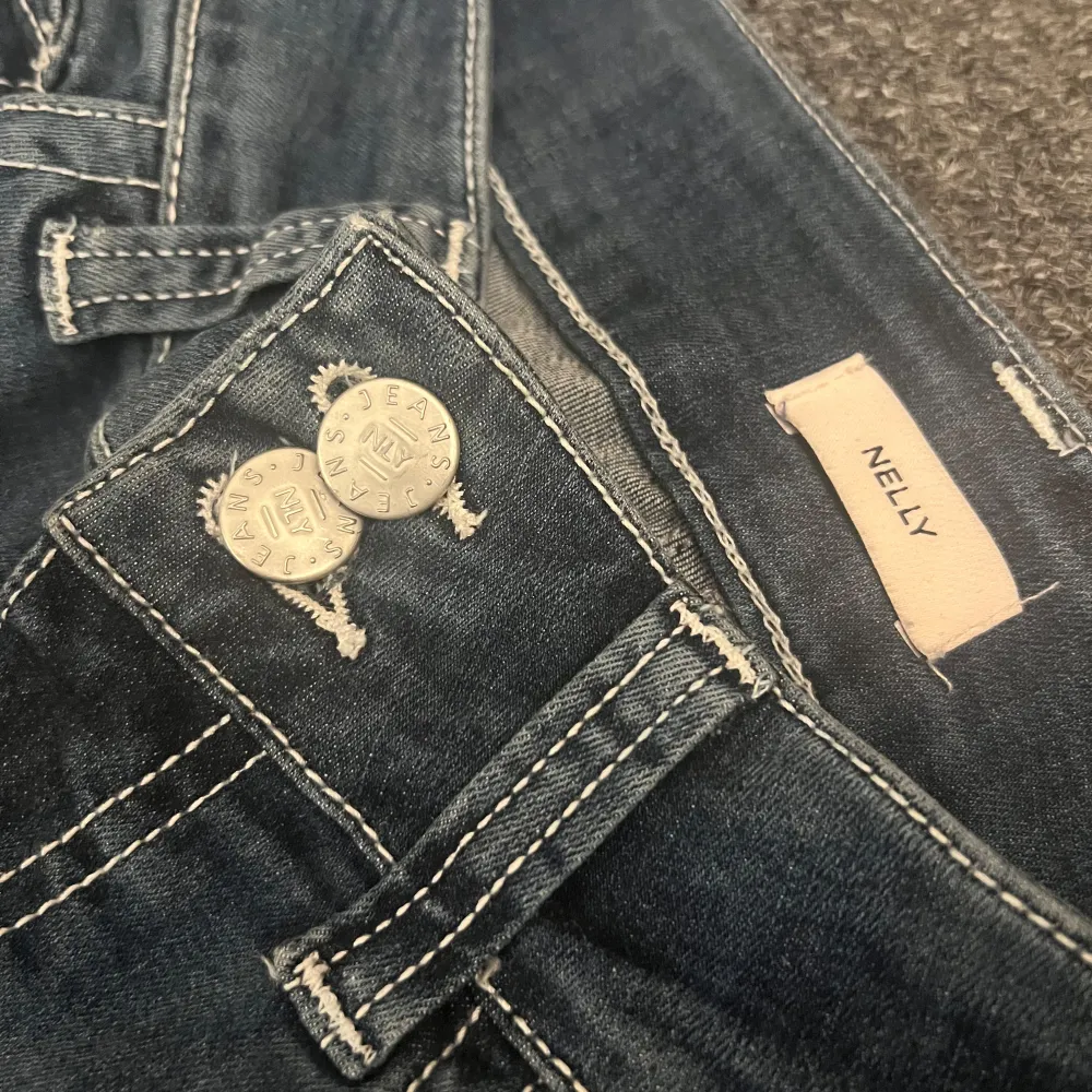 Superfina bootcut jeans från Nelly. Köpt för inte alls länge sedan och använd en gång🩷 Jättefint skick (som ny) och köpt för 700kr⭐️ Storlek 34 och passar mig i längden och jag är 169cm lång💞. Jeans & Byxor.