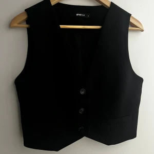 Kostymväst  - Normal i storleken. Använd en gång 