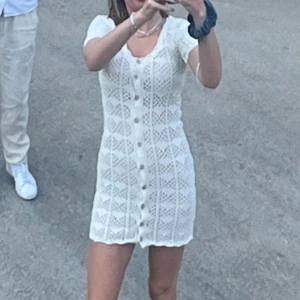 Stickad klänning - Creme vit stickad klänning. Lite genomskinlig pga virkningen. Super fin💞