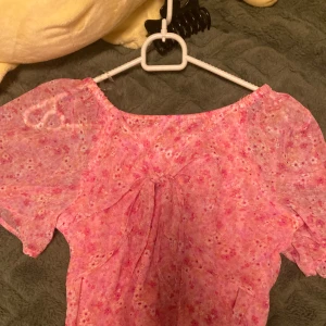 Rosa sommar tröja - Säljer en rosa sommar tröja med blommönster.