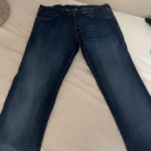 Jeans som jag inte använder de är för stora helt nya typ 