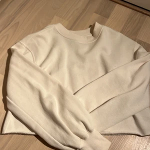 Off-white långärmad från H&M - Långärmad magtröja från H&M. Knappt använd. Strl S.