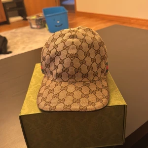 Äkta beige keps - Har velat köpa en annan modell och säljer därav min keps