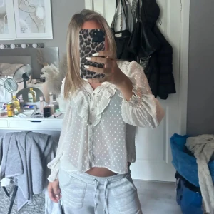 Zara blus  - Säljer min zara blus som inte längre finns att köpa. Den är I bra skick men har haft ett litet hål vid armhålan som har sytts igen så det är inget som syns! Storlek L men passar även om man har M, S elr xs!!💕