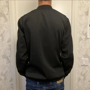 Palm angels tröja svart - Skick 10/10 har inte en skråma på sig och har använts aktsamt. Kan sälja för mindre vid snabbt köp. SWISH ENDAST.