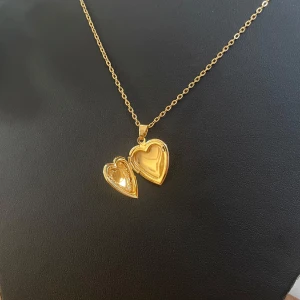 Halsband - Hjärtmedaljong  - Egengjort guldfärgat halsband i rostfritt stål med hjärtmedaljong som går att öppna. 🩶