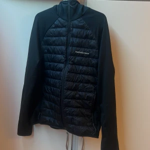Peak performance hybrid jacka  - Tja säljer denna sjyssta Peak performance jackan som är perfekt till hösten men även vintern ❄️
