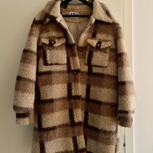 Teddykappa - Teddykappa från JDY.  Använd 1-2 ggr, som ny.  Strl M. 