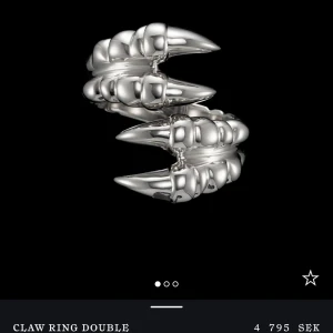 Maria Nilsdotter ring!💓 - Säljer en Maria Nilsdotter double claw ring i silver! Superfint skick! Box och påse och allt finns och ingår💓nypris 4800kr❤️ storleken går att justera från 16,8-18,5