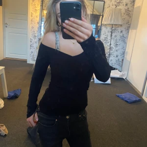 Axeltröja - Tröjan är v-ringad