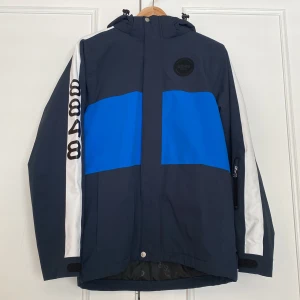 Vinterjacka strl 170 - Knappt använd skidjacka från 8848 i strl 170. Använd en säsong så de är som ny🤩. Perfekt till vardags och till skidsäsongen.  Har liftkorts ficka på vänster arm. Skriv vid frågor😊