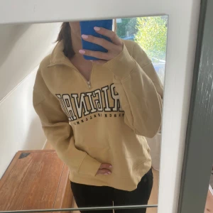 Half zip  - Tröja från Gina  Använd 1 gång  Super mysig  Storlek M