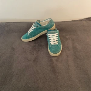 Saint Laurent Skor - Tja! Säljer dessa svin feta och sällsynta Saint Laurent skor!🤩 Dom är i storlek 42 1/2, nypris runt 4000kr men säljer nu för 2299kr🙌 skicket är 9/10! Hör av dig vid funderingar!🤝