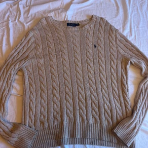 Ralph lauren stickad - Säljer min kabelstickad Ralph lauren,tröjan är i storlek m men skulle säga att den passar mer som L, nypris  2000kr.