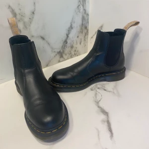 Dr.Martens  - Leo här!! Säljer nu dessa feta Dr.Martens i storlek 42. Dom är andvända drygt 10 gånger så är som nya, säljer dom för 900kr.  Hör av dig vid minsta fundering!  Box medföljer ej!!
