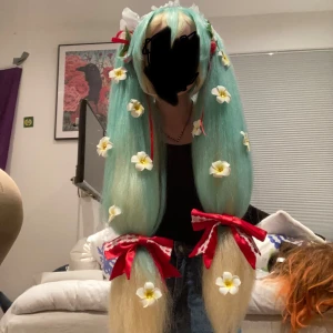 Strawberry miku cosplay - Säljer min strawberry miku cosplay med peruk och skor. Den är använd och har vissa små defekter men den är ändå i bra skick  Priset kan diskuteras 