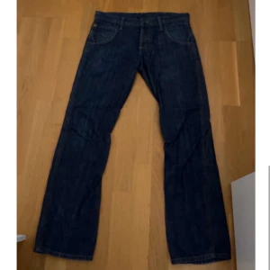 Wrangler jeans - Måtten står på sista bild. Storlek S
