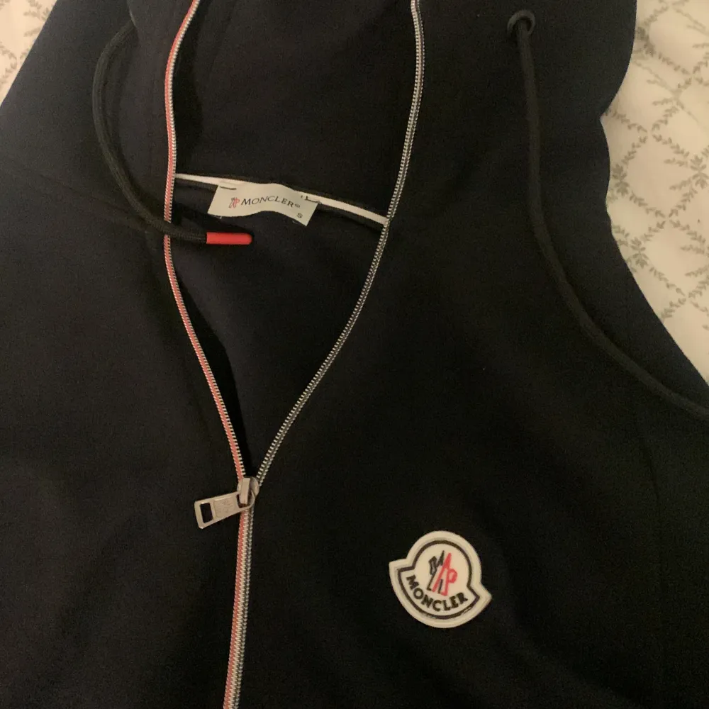 Säljer min moncler zipp pga ja ej använder den mer och är för liten, har använt den typ 5 ggr inte så mkt, skriv om du e intresserad . Neuletakit & Villapaidat.