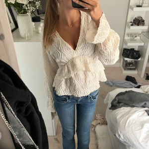 Blus - Säljer min söta blus ifrån Gina storlek M passar mig som bär S lika bra❤️❤️aldrig använd men har klippt av lappen❤️Nypris 400