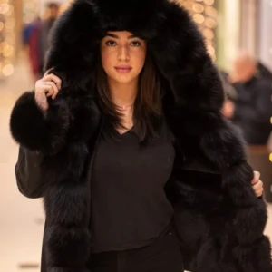 Päls  vinter jacka nyttskick - Hej säljer nu denna Parka korta modellen äkta päls från Garoff. Endast använd halva vintern. Jätte varm och skön och nytt skick inga brister kommer skicka den i kartongen som jag fick den i. (Lånad bild) skickar bilder på jackan om så önskas. Buda på