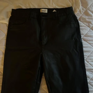 Läderbyxor - L/30 från Only