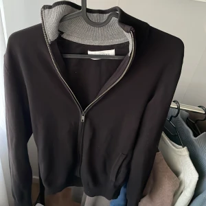 Full zip tröja  - Skick 10/10   Ny pris 1200  Mitt pris 300kr