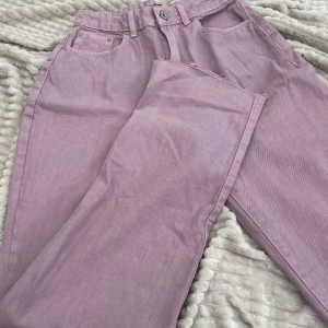 Jeans  - Säljer mina lila jeans då jag köpte dom men aldrig använt dom!  Jätte fina och helt oanvända 