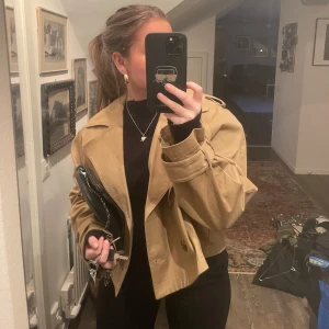 Trench coat  - Croppad trench coat ⭐️ kommer ej till användning, därav säljer jag den 💕superfin jacka nu under hösten
