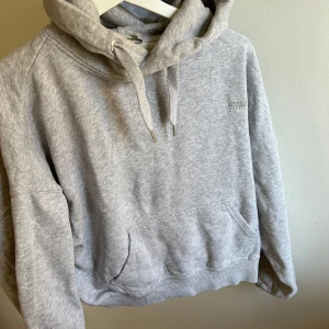 Carin wester hoodie - En kortare hoodie. Säljer då den är för liten. 
