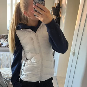 Jättefin duväst - Denhär västen är ny och har inte använt den många gånger, tycker dock den är jätte snygg men använder den inte så jag säljer den💕