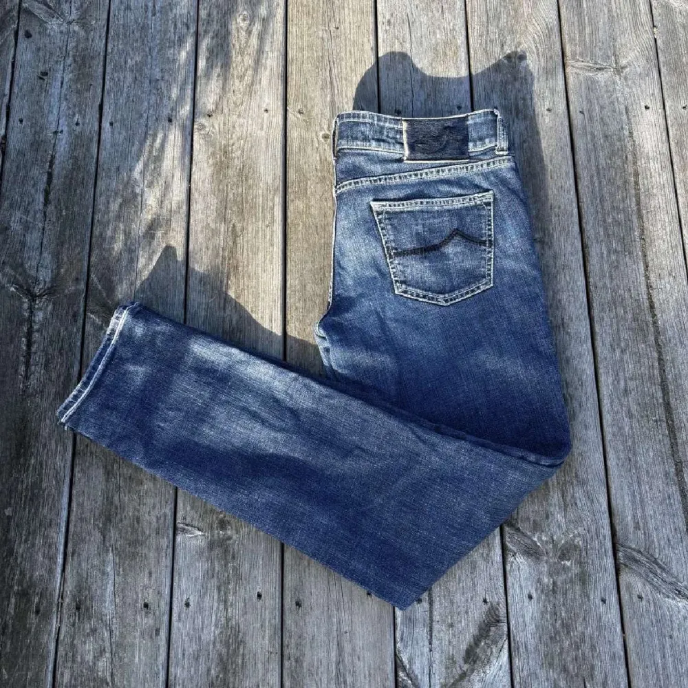 Tja säljer ett par stilrena Jacob cohen jeans i storlek 31 i midja/32 i längd, dem är i en perfekt färg för vintern/hösten. Inga defekter skicka 9/10 eftersom att dem har använts några fåtal gånger. Hör av dig vid minsta fråga/fundering🙌. Jeans & Byxor.